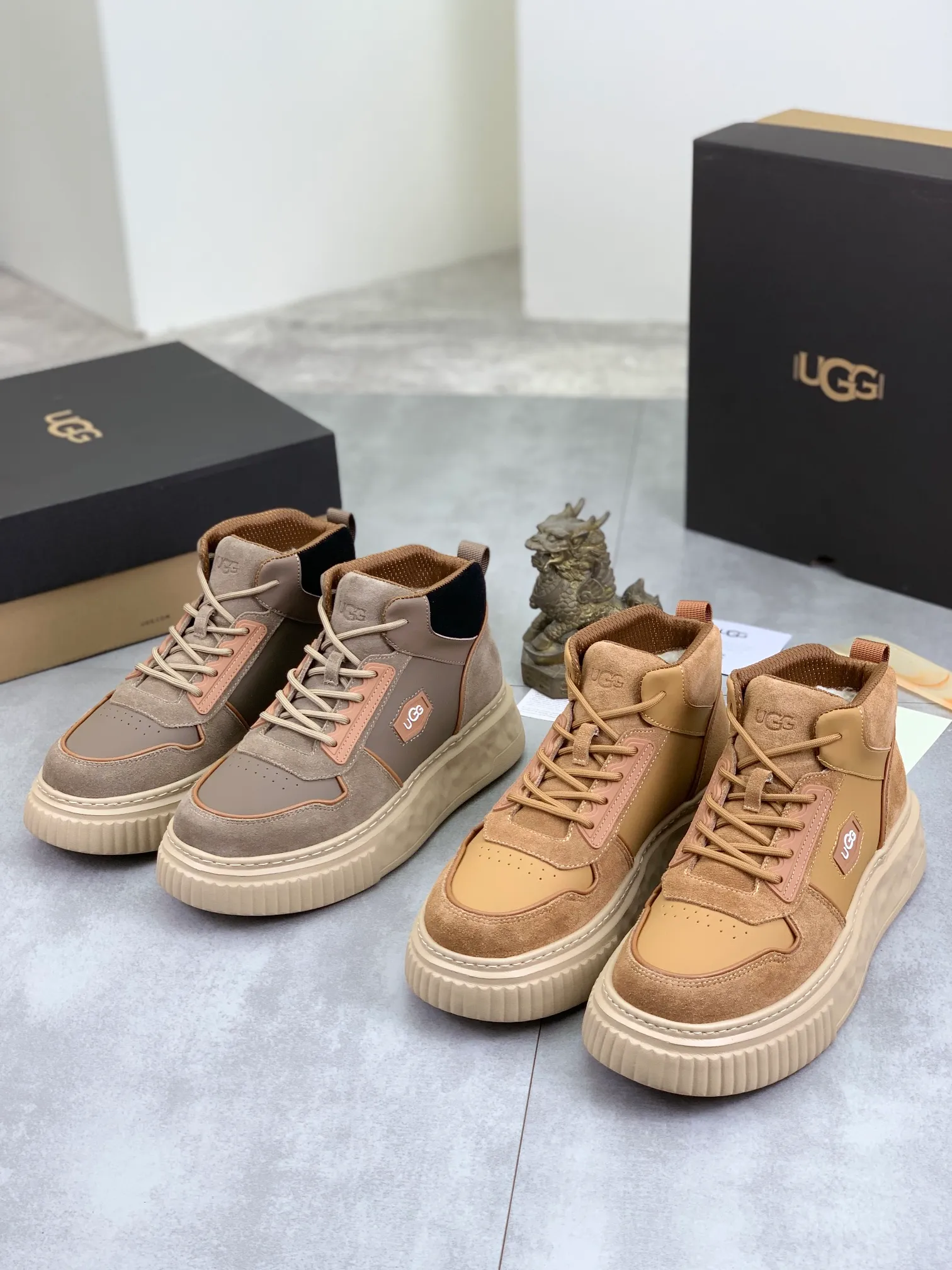 Men's shoes 💰P640 [New style] 💰 🆘 "Real wool" [UGG] 👉The popular men's shoes are synchronized with the official website 🔰The quality of the genuine products [satisfied] is not comparable to the imitations in the general market 🌀The upper is imported Italian frosted cowhide, and the lining is: foot pad 🅰️ grade 🐑Real wool👻Only Grade A can show the effect The hand feels smooth and delicate 🔱The shoe shape is grand, only genuine manufacturers can achieve it 🎄The perfect toughness of the original outsole 👻⬛️ can allow customers to bid farewell to one-time consumption. Real wool lining, super warm. Available in brown or gray. Number of yards: 39-44
